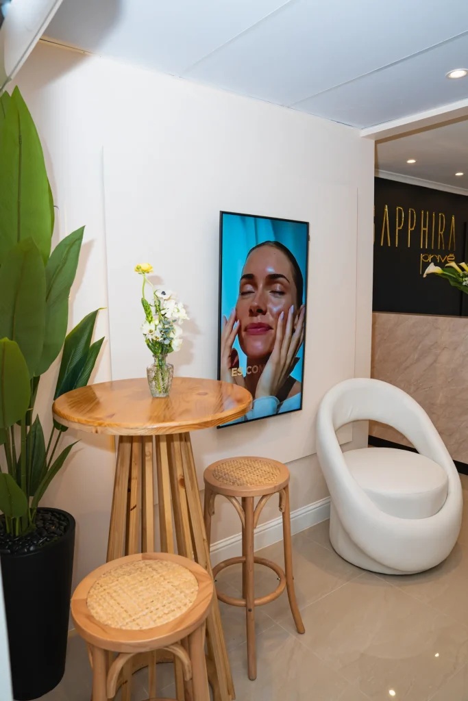 Sala de espera de la clínica Sapphira Privé en Providencia