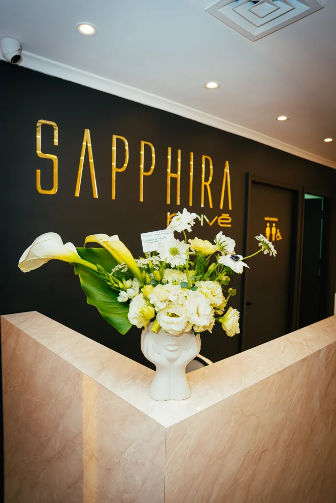 Muro de marca de Sapphira Privé con arreglos florales en Providencia