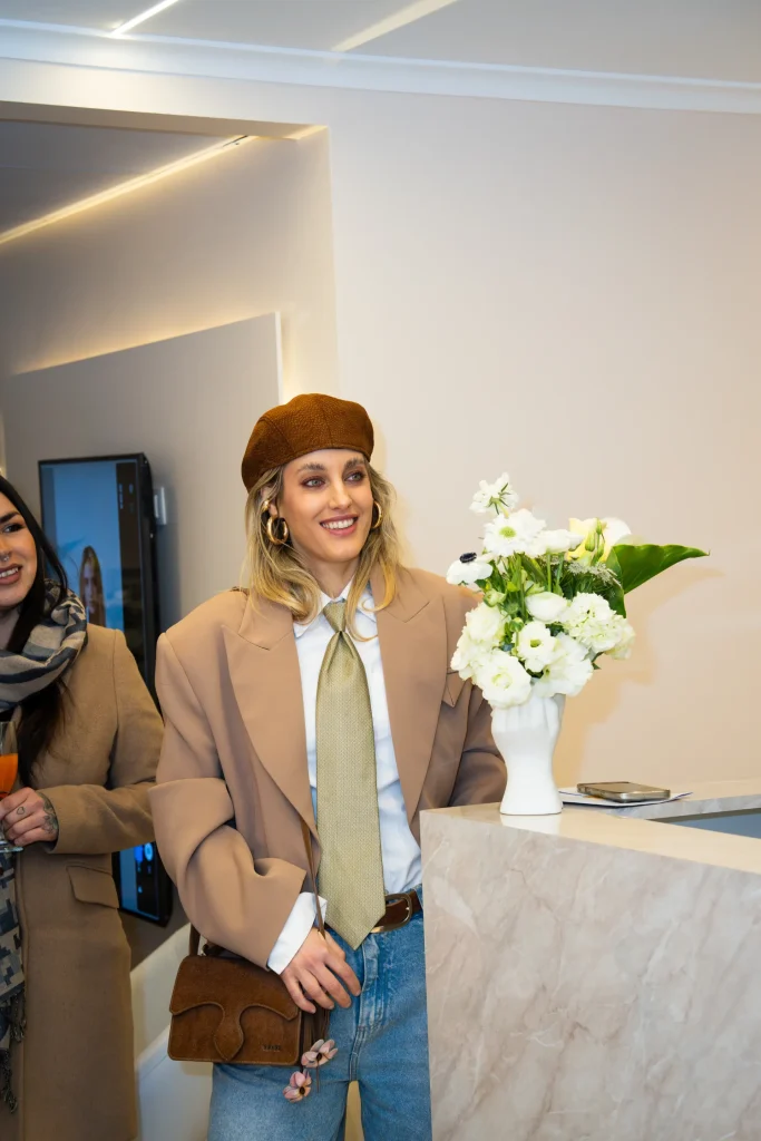 Invitada conociendo una cabina de tratamiento de Sapphira Privé
