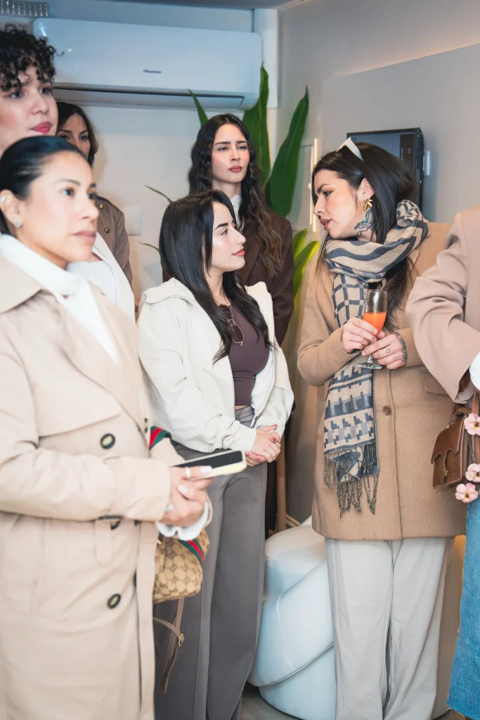 Grupo de invitadas en la apertura de Sapphira Privé en Providencia