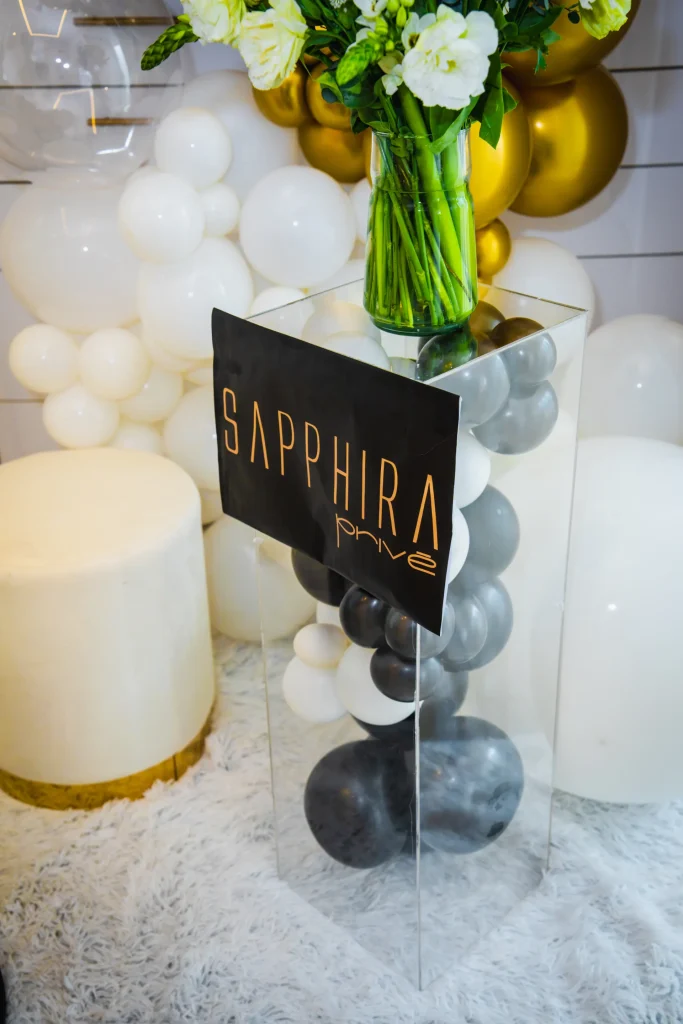 Señalética de Sapphira Privé decorada con globos en el día de la apertura