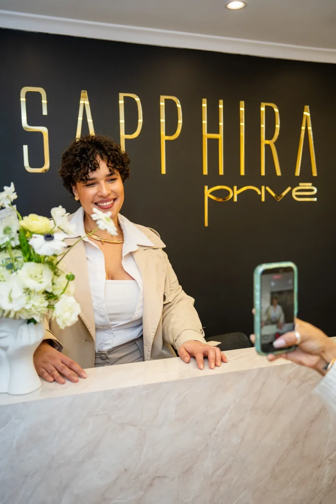 Invitada junto a los arreglos florales del lanzamiento de Sapphira Privé