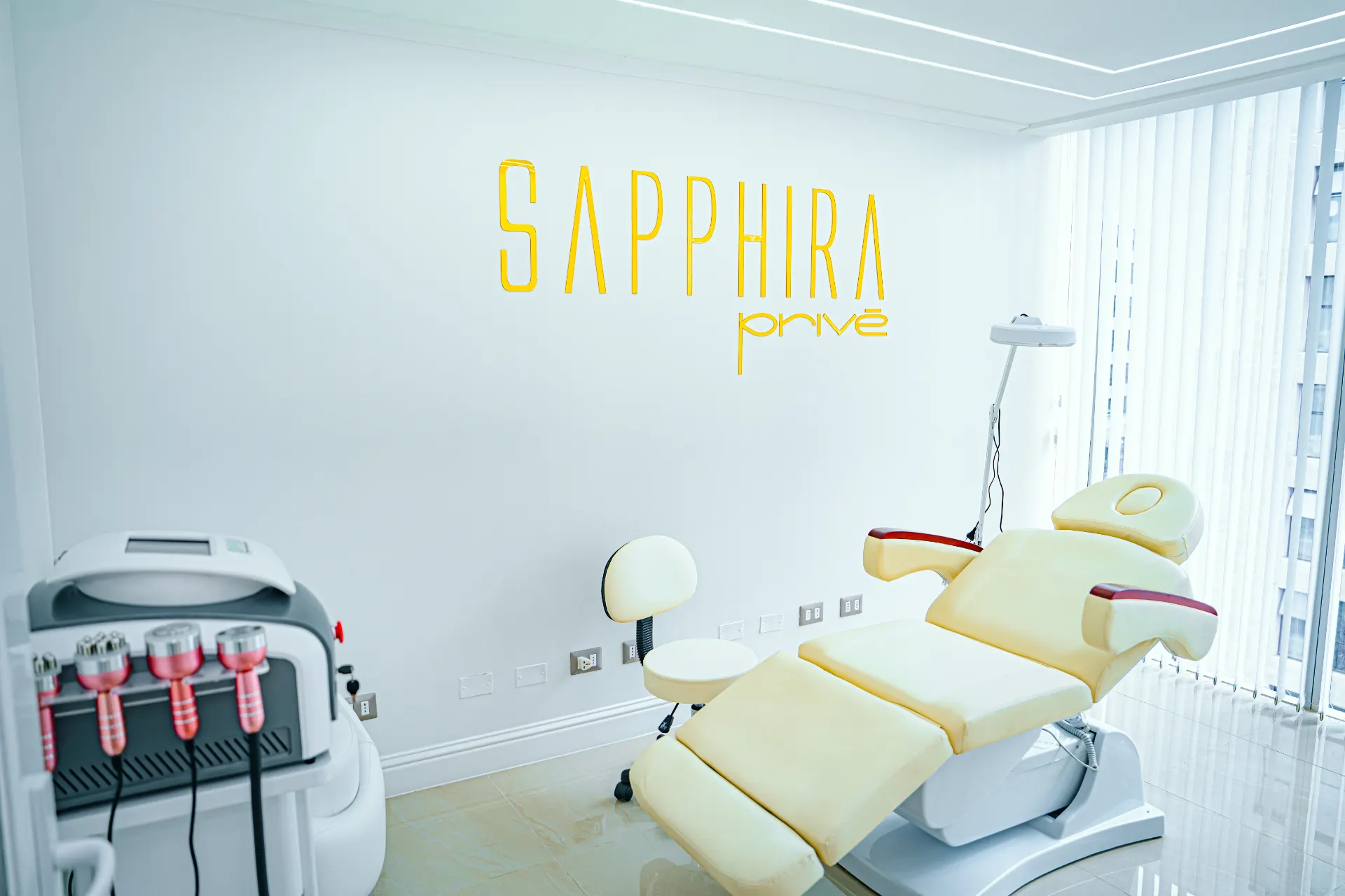 Asistentes conociendo las cabinas de tratamiento de Sapphira Privé