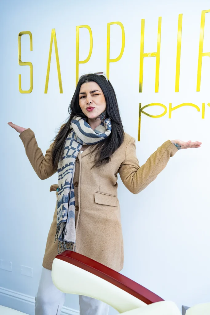Invitada celebrando la apertura de Sapphira Privé en Providencia