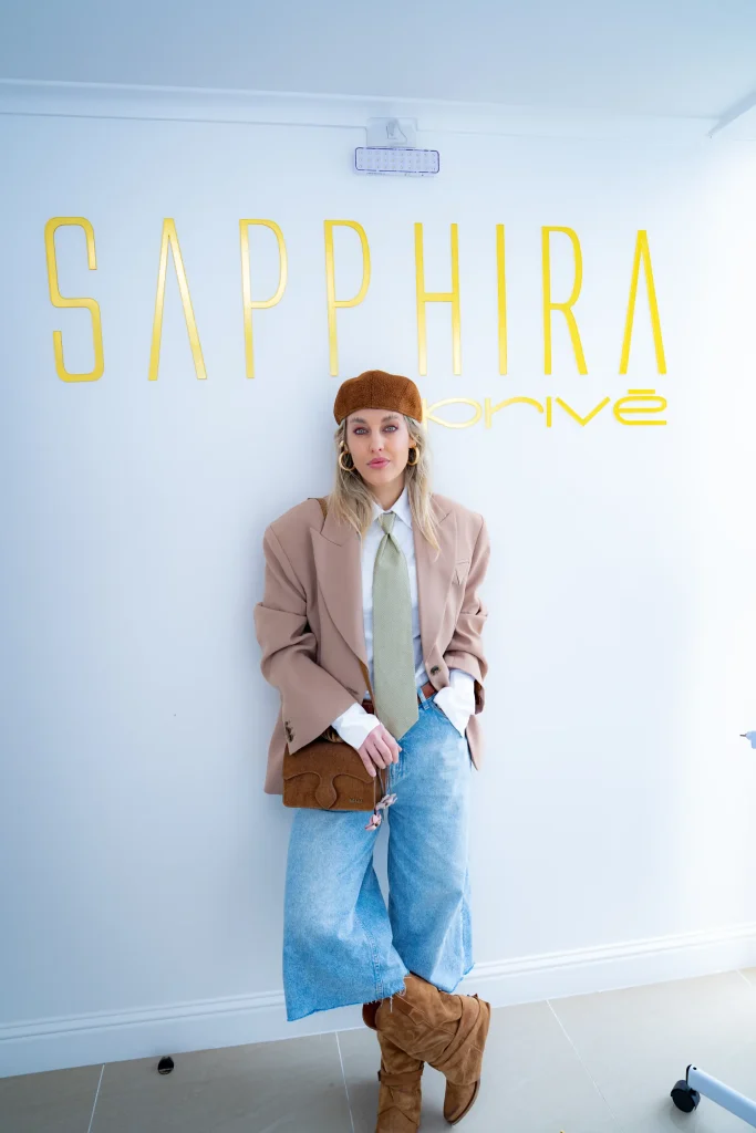 Asistente al lanzamiento de la clínica de estética Sapphira Privé en Providencia