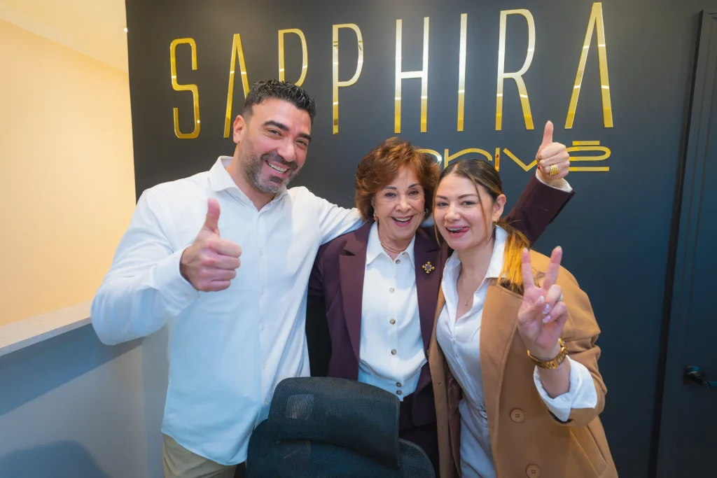 Equipo de Sapphira Privé celebrando la apertura del centro en Providencia